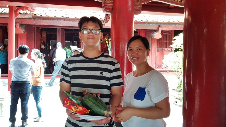 Trước “giờ G”: Nườm nượp sĩ tử đến cầu may tại Văn Miếu - 6 Trước “giờ G”: Nườm nượp sĩ tử đến cầu may tại Văn Miếu - 6