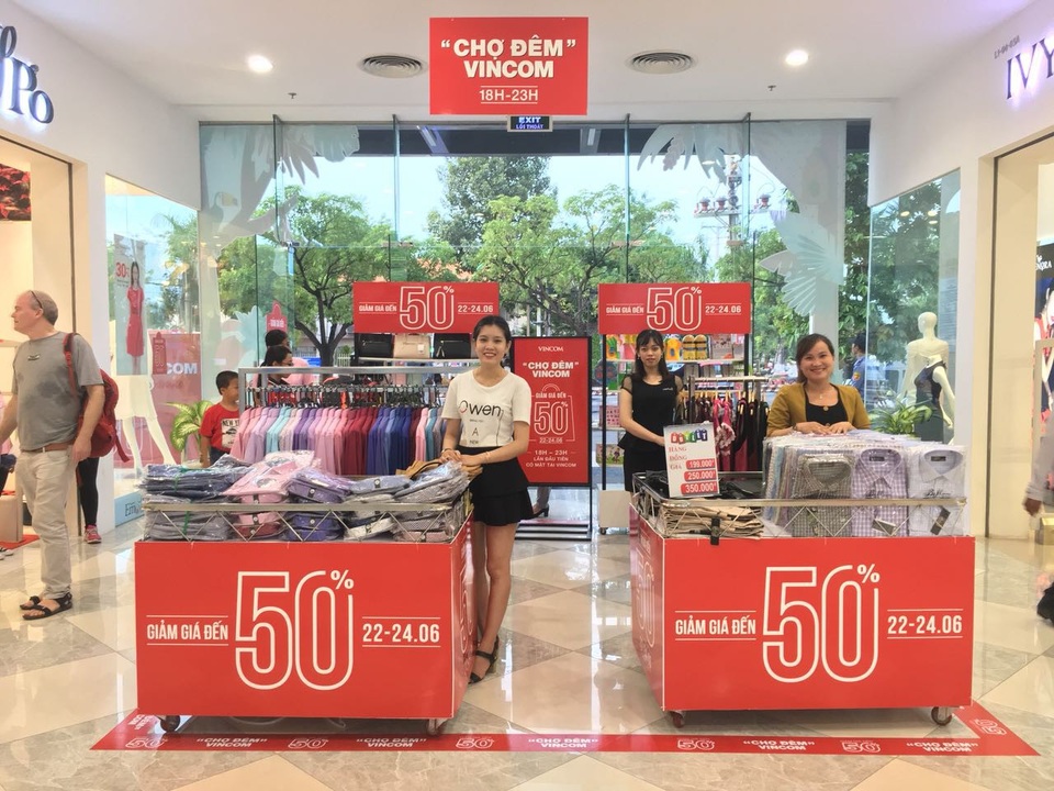 Vincom khai màn đại tiệc mua sắm xuyên đêm hoành tráng cuối tuần - 7 Trong khi đó, chuỗi Vincom Plaza tại các tỉnh, thành phố lại được thắp sáng bởi “Chợ Đêm” Vincom, mang tới hàng ngàn ưu đãi hấp dẫn từ VinPro, VinMart và nhiều thương hiệu khác.