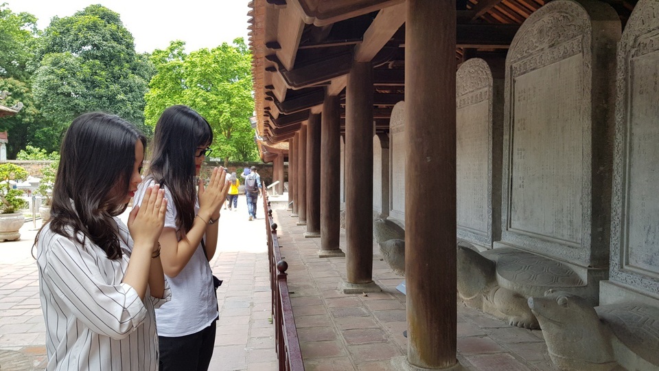 Trước “giờ G”: Nườm nượp sĩ tử đến cầu may tại Văn Miếu - 8 Trước “giờ G”: Nườm nượp sĩ tử đến cầu may tại Văn Miếu - 8
