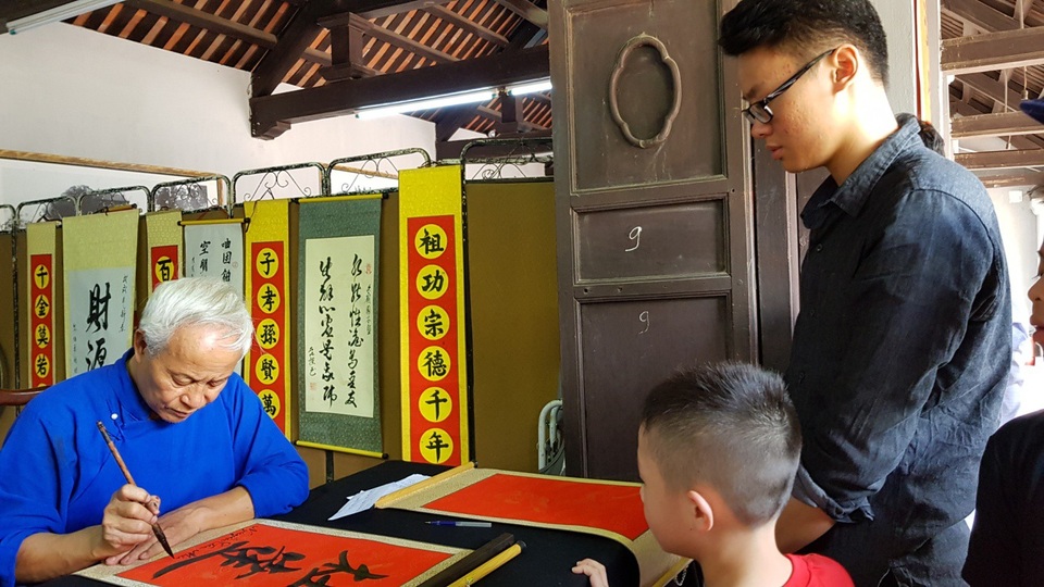 Trước “giờ G”: Nườm nượp sĩ tử đến cầu may tại Văn Miếu - 9
Xin chữ” ông đồ mong muốn được nhận may mắn