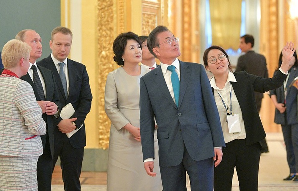 Chuyến thăm đầu tiên của tổng thống Hàn Quốc tới Nga sau 19 năm - 9 Tổng thống Putin đã đưa Tổng thống Moon Jae-in và phu nhân đi tham quan Điện Kremlin - tòa nhà quyền lực nhất nước Nga nhân chuyến thăm của nhà lãnh đạo Hàn Quốc tới Moscow.