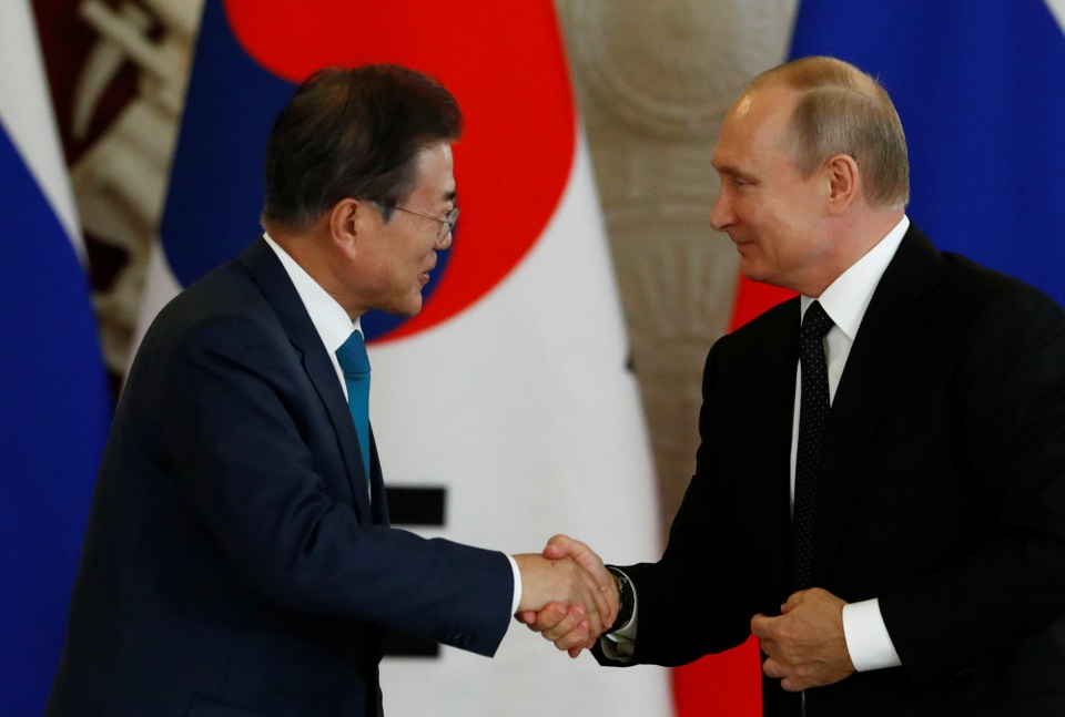 Chuyến thăm đầu tiên của tổng thống Hàn Quốc tới Nga sau 19 năm - 6 Tổng thống Putin cho biết cách tiếp cận của Nga và Hàn Quốc trong việc giải quyết các vấn đề quốc tế căng thẳng, bao gồm chương trình hạt nhân của Triều Tiên, “phần lớn tương đồng”.
