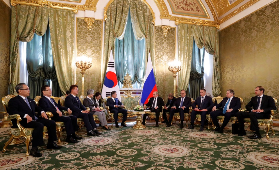 Chuyến thăm đầu tiên của tổng thống Hàn Quốc tới Nga sau 19 năm - 3 Tổng thống Putin và Tổng thống Moon Jae-in đã tiến hành các cuộc hội đàm kín và mở rộng. Một loạt văn kiện cũng đã được ký kết, bao gồm tuyên bố chung 32 điểm.