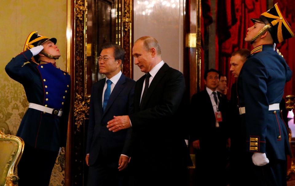Chuyến thăm đầu tiên của tổng thống Hàn Quốc tới Nga sau 19 năm - 1 Tổng thống Nga Vladimir Putin ngày 22/6 đã đón tiếp Tổng thống Hàn Quốc Moon Jae-in tại Điện Kremlin ở Moscow. Đây là ngày làm việc thứ hai trong chuyến thăm Nga của Tổng thống Moon Jae-in, sau cuộc gặp với Thủ tướng Dmitry Medvedev ngày 21/6.
