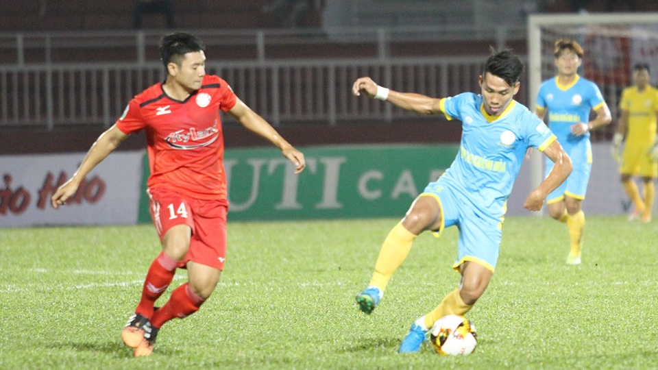 Cầu thủ tại V-League lập siêu phẩm đẹp hơn bàn thắng ở World Cup - 1 Quốc Chí (phải) có siêu phẩm hiếm thấy tại vòng 15 V-League 2018