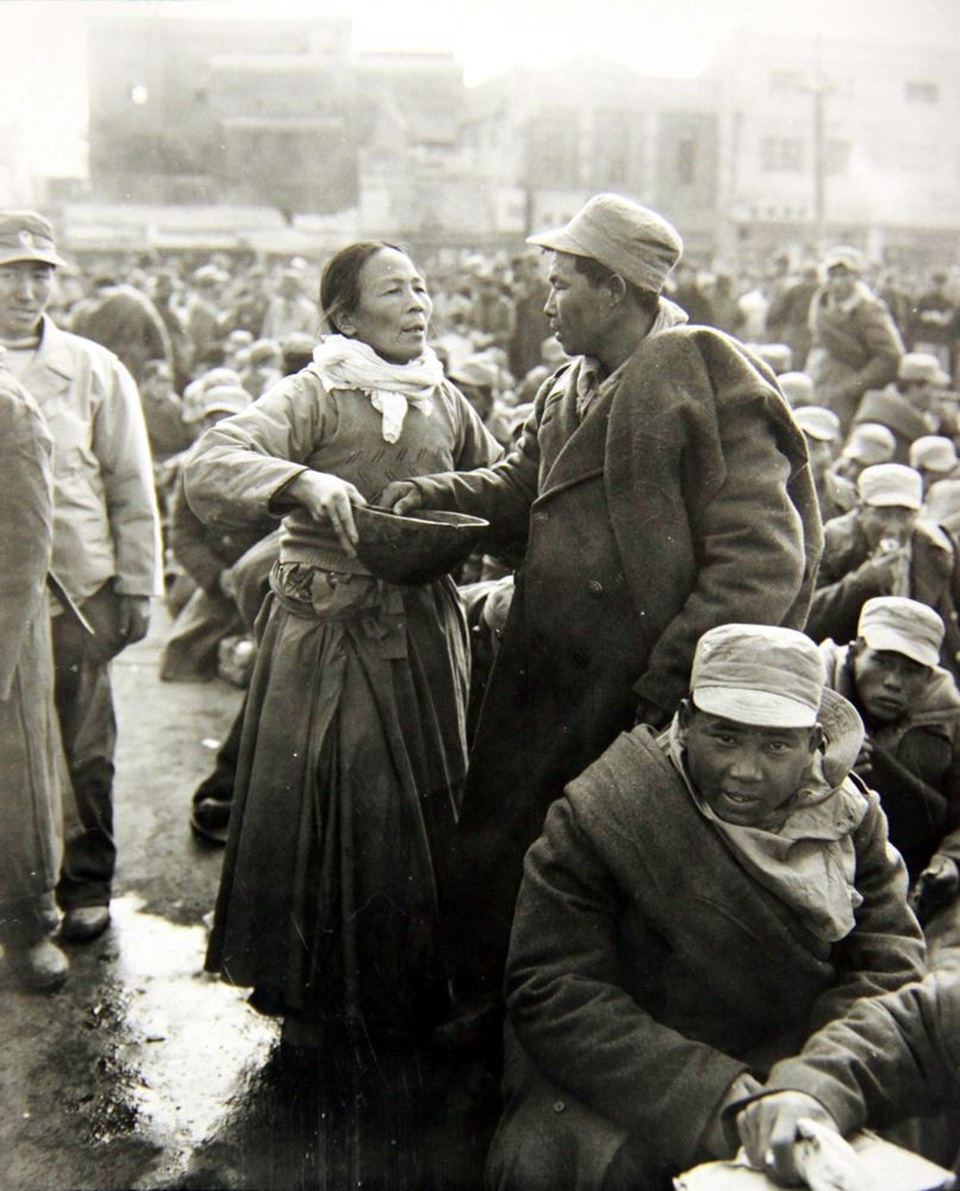 Chiến tranh Triều Tiên qua những góc ảnh hiếm - 1 Cuộc chiến tranh Triều Tiên (1950-1953) nổ ra giữa một bên là lực lượng quân đội Triều Tiên với sự hậu thuẫn của Liên Xô và Trung Quốc với một bên là quân đội Hàn Quốc và lực lượng liên quân Liên Hợp Quốc do Mỹ dẫn đầu. Sau khi lực lượng Triều Tiên từ phía bắc tràn xuống và tiến hành tấn công phía nam, liên quân lực lượng Liên Hợp Quốc do Tướng Douglas MacAthur dẫn đầu đã đẩy lùi quân Triều Tiên về phía biên giới Trung Quốc. Trong ảnh: Một người lính Hàn Quốc nói lời chào tạm biệt người mẹ tại nhà ga Daegu trong bức ảnh chụp ngày 18/12/1950.