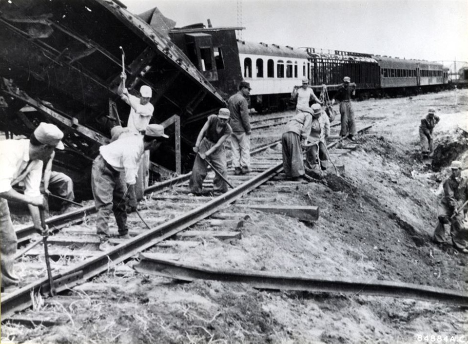 Chiến tranh Triều Tiên qua những góc ảnh hiếm - 5 Vào tháng 7/1953, hai tướng W. K. Harrison Jr. và Nam Il đại diện cho liên quân Mỹ - Hàn và lực lượng Trung - Triều ký thỏa thuận đình chiến chấm dứt cuộc xung đột kéo dài 3 năm trên bán đảo Triều Tiên Tuy nhiên do hiệp ước hòa bình chưa được ký kết nên bán đảo Triều Tiên về mặt kỹ thuật vẫn ở trong tình trạng chiến tranh. Trong ảnh: Các công nhân sửa chữa đường ray tàu hỏa bị hỏng tại Triều Tiên trong bức ảnh được chụp ngày 27/4/1954.