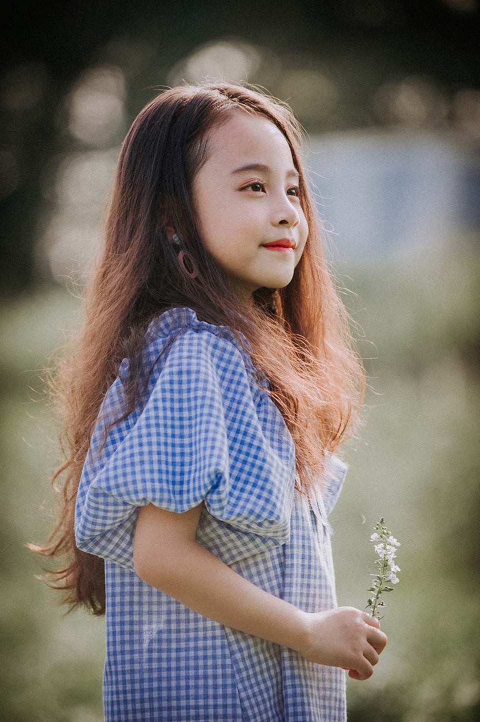 Mẹ bé cũng “bật mí” rằng mái tóc bồng bềnh, suôn mượt của Bảo Vy là hoàn toàn tự nhiên. Đây cũng là một trong những yếu tố giúp những tấm hình của bé trở nên lung linh hơn. Càng lớn thì tóc Bảo Vy càng nâu và sau khi gội chỉ cần buộc lên một lúc sẽ tạo được những lọn tóc sóng xinh đẹp như những hình ảnh này.