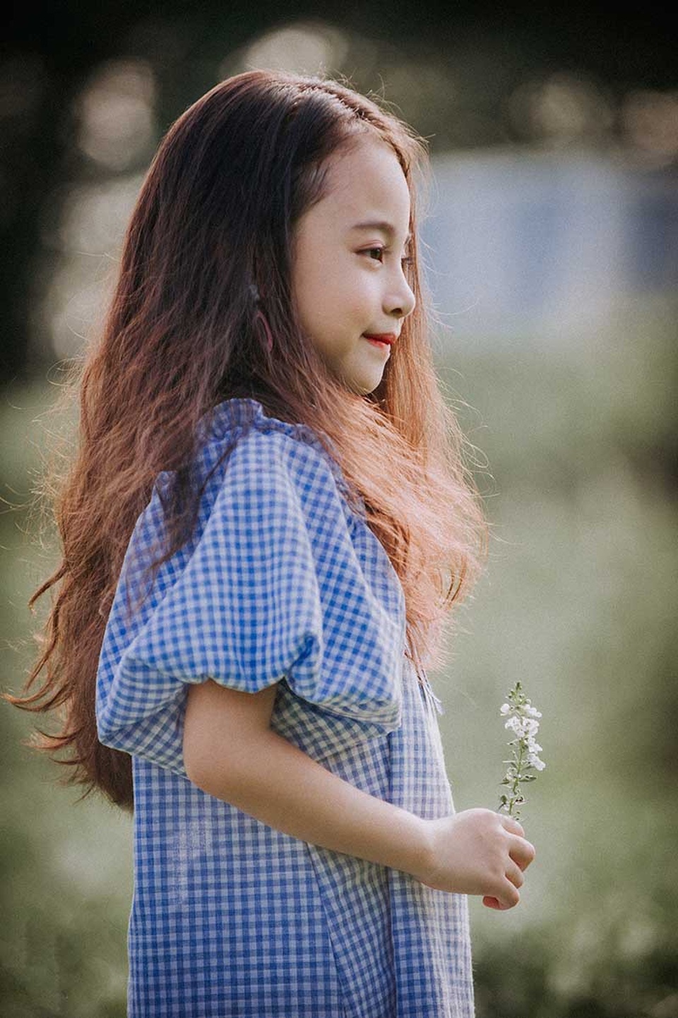 Chị Lê Hạnh, mẹ bé Bảo Vy chia sẻ: “Con thường đi chụp ảnh vào cuối tuần vì thường ngày con bận đi học nữa. Gia đình định hướng con theo múa ballet chuyên nghiệp vì nhận thấy con có niềm đam mê và thích thú với bộ môn nghệ thuật này, dù vậy ở tuổi của con thì nên để mọi thứ phát triển tự nhiên nhất”.