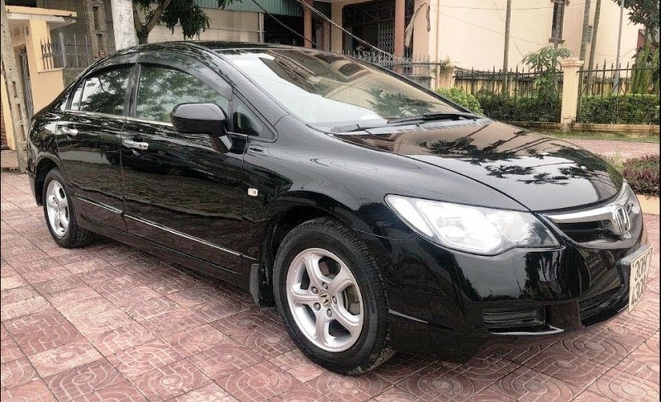 Nhiều ô tô cũ của Nhật được rao bán với giá hơn 200 triệu đồng - 2 Honda Civic đời 2007 - 2008 được rao bán khoảng hơn 260 triệu đồng.
