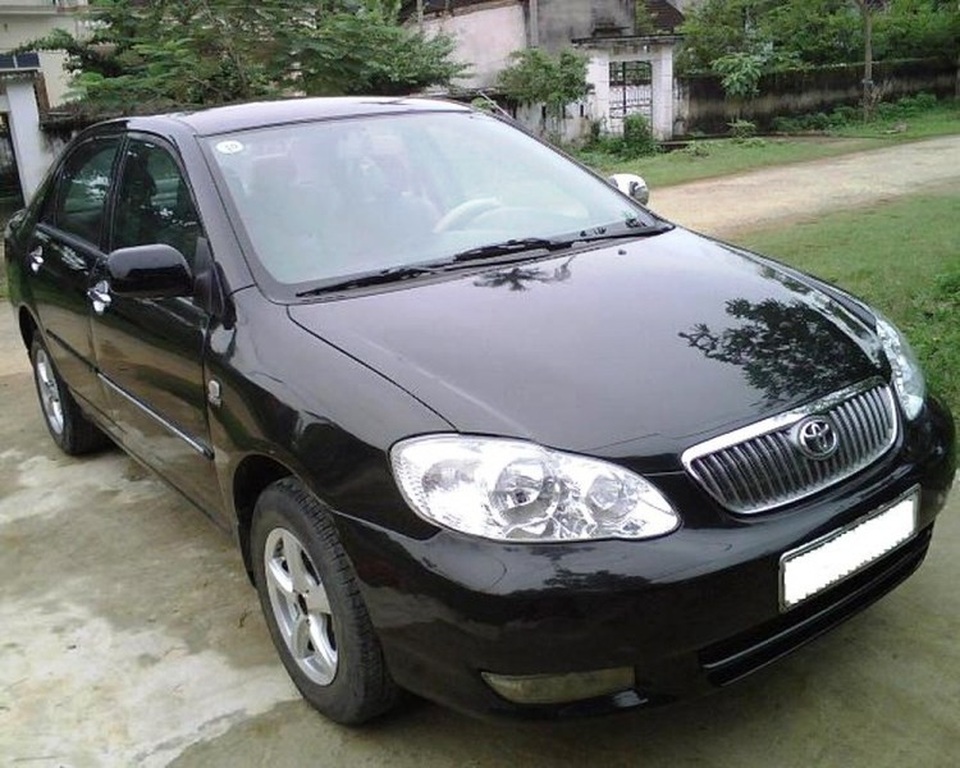 Nhiều ô tô cũ của Nhật được rao bán với giá hơn 200 triệu đồng - 3 Toyota Corolla Altis đời 2003 – 2005 được rao bán từ 250 – 300 triệu đồng.