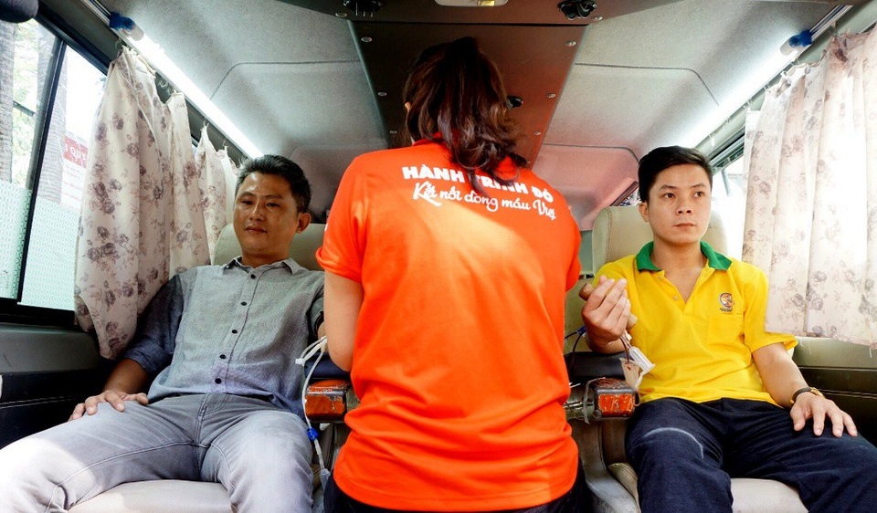 Gắn kết tập thể bằng hành động… hiến máu - 1 Ông Nguyễn Thanh Hải (bên trái) đang cùng công nhân của mình hiến máu nhân đạo