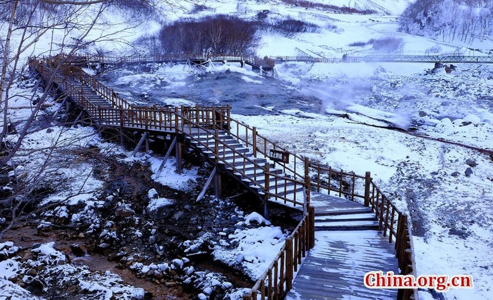 Kỳ lạ: Tuyết đột nhiên rơi giữa mùa hè ở Trung Quốc - 2 Tuyết phủ kín các điểm du lịch