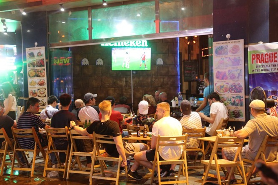 "Ăn theo" World Cup, phe vé "kiếm đậm", cầm đồ "ôm" 500 smartphone/đêm - 6 Kể từ ngày bắt đầu diễn ra World Cup, lượng du khách đổ về phố tây Tạ Hiện tăng mạnh khiến không khí tại đây mỗi buổi tối sôi động và náo nhiệt. (Ảnh: Dân Việt)