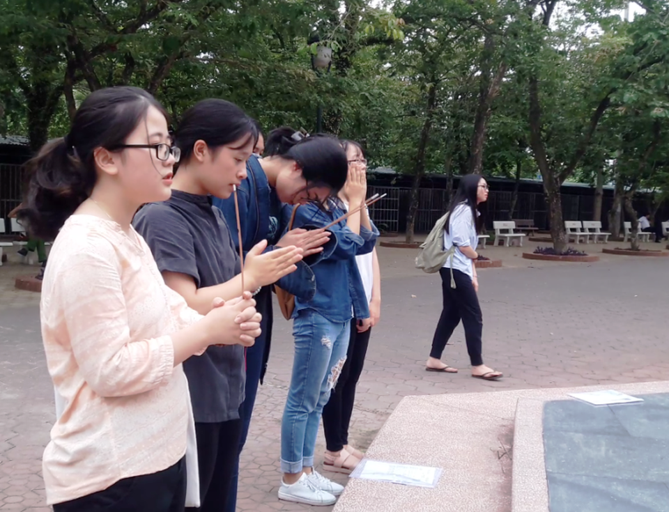 Nhiều học sinh mang hương hoa cầu may tại tượng cụ Phan Bội Châu trước ngày thi - 4 Các em học sinh thành khẩn dâng hương hy vọng may mắn sẽ mỉm cười với mình.