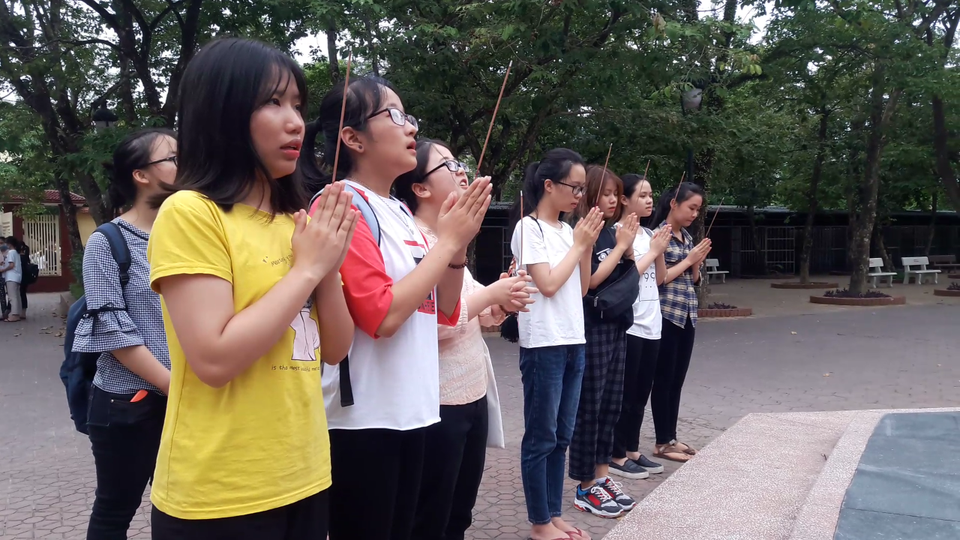 Nhiều học sinh mang hương hoa cầu may tại tượng cụ Phan Bội Châu trước ngày thi - 2 Nhiều học sinh mang hương hoa cầu may tại tượng cụ Phan Bội Châu trước ngày thi - 2
