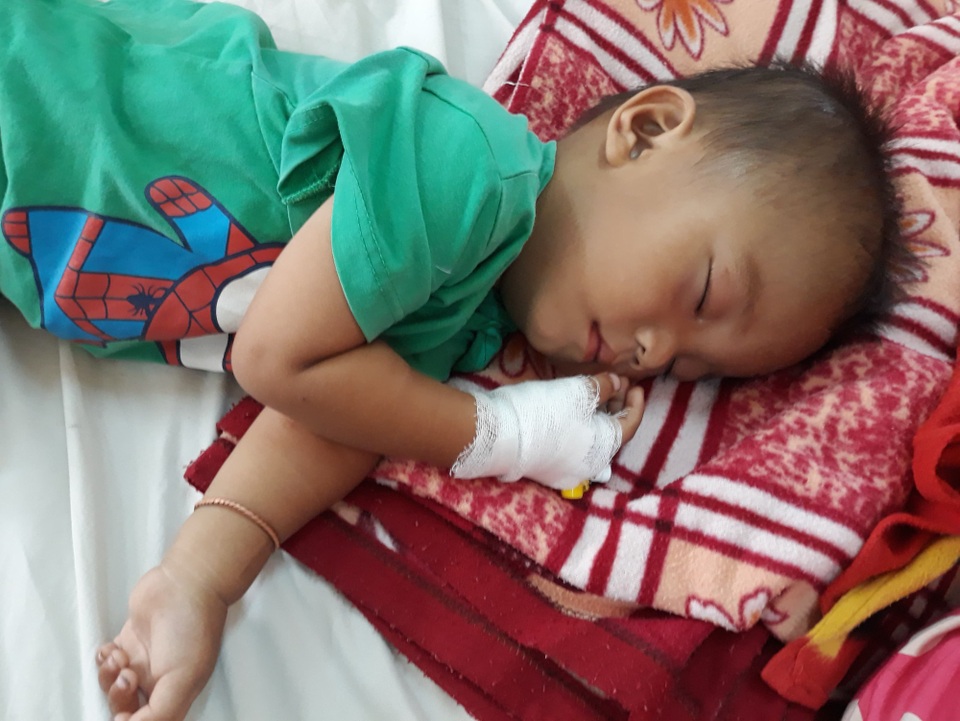 Thương hai anh em người H’Mông nghèo bị chấn thương sọ não - 6 Sau đó mới nằm thiếp đi vì quá mệt