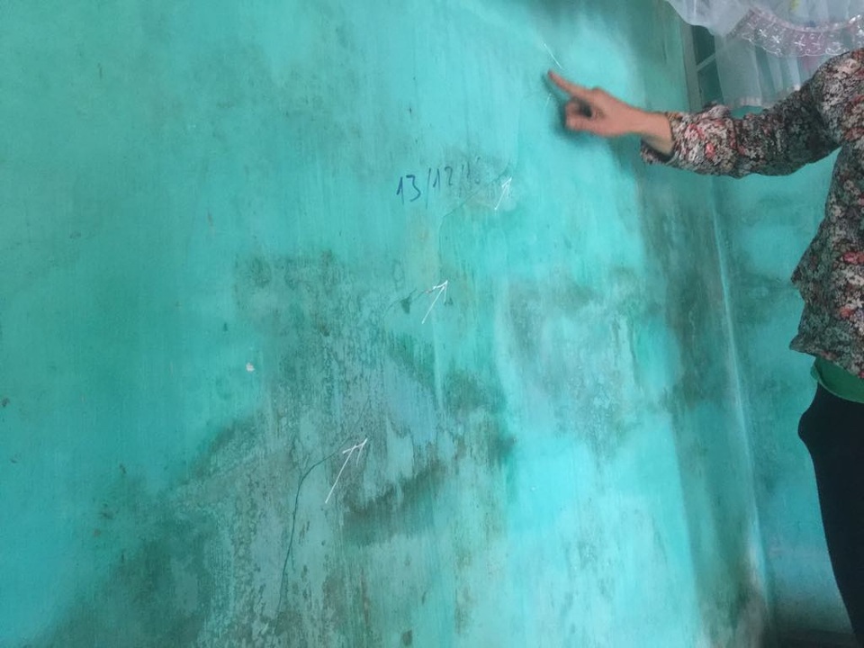 Hầu như tường nhà nào cũng bị nứt, nước mưa ngấm loang lổ