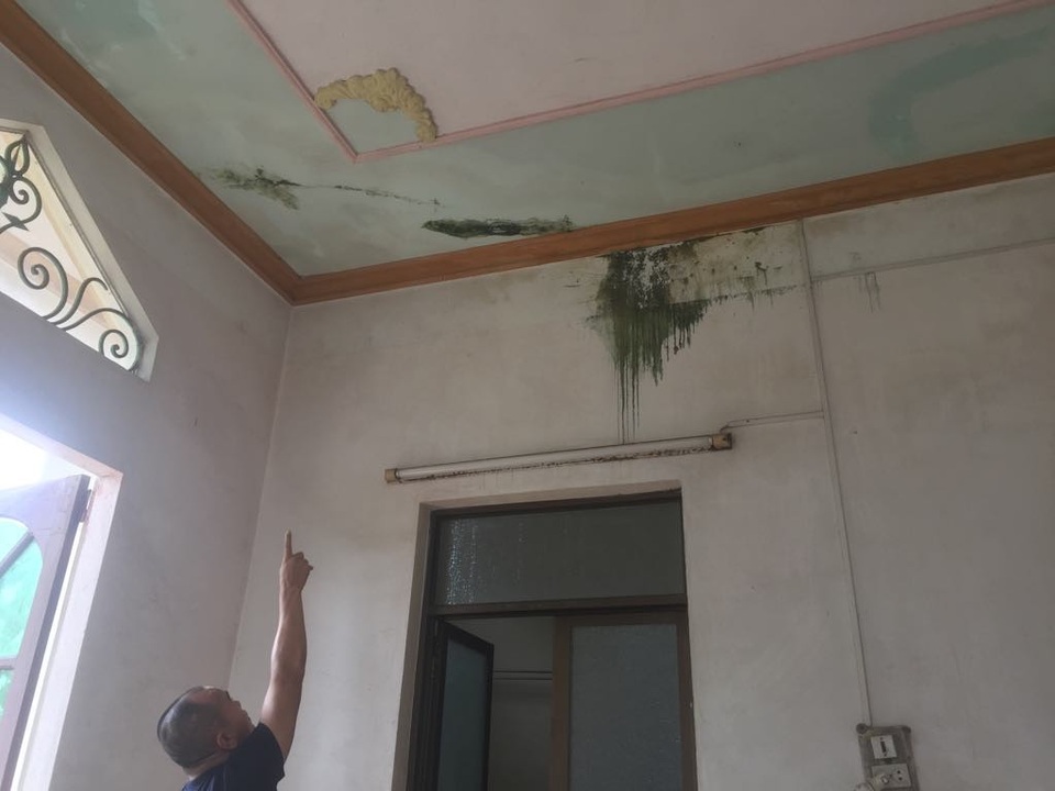 Trần nhà cũng nứt