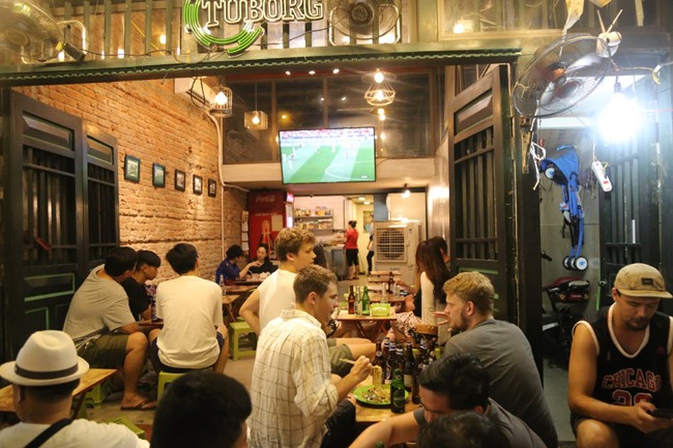 "Ăn theo" World Cup, phe vé "kiếm đậm", cầm đồ "ôm" 500 smartphone/đêm - 5 Những khung giờ diễn ra các trận đấu World Cup, hàng quán tại các khu phố ẩm thực như Tạ Hiện, Mã Mây, Lương Ngọc Quyến luôn chật cứng du khách yêu bóng đá. Nhiều du khách tỏ ra choáng ngợp trước không khí bóng đá sôi động tại Việt Nam mặc dù đội tuyển Việt Nam không tham dự World Cup (Ảnh: Dân Việt)