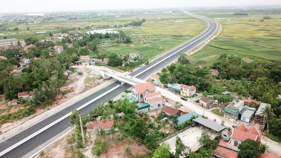 Hơn 30 hộ dân sống khốn khổ khi cao tốc chạy qua