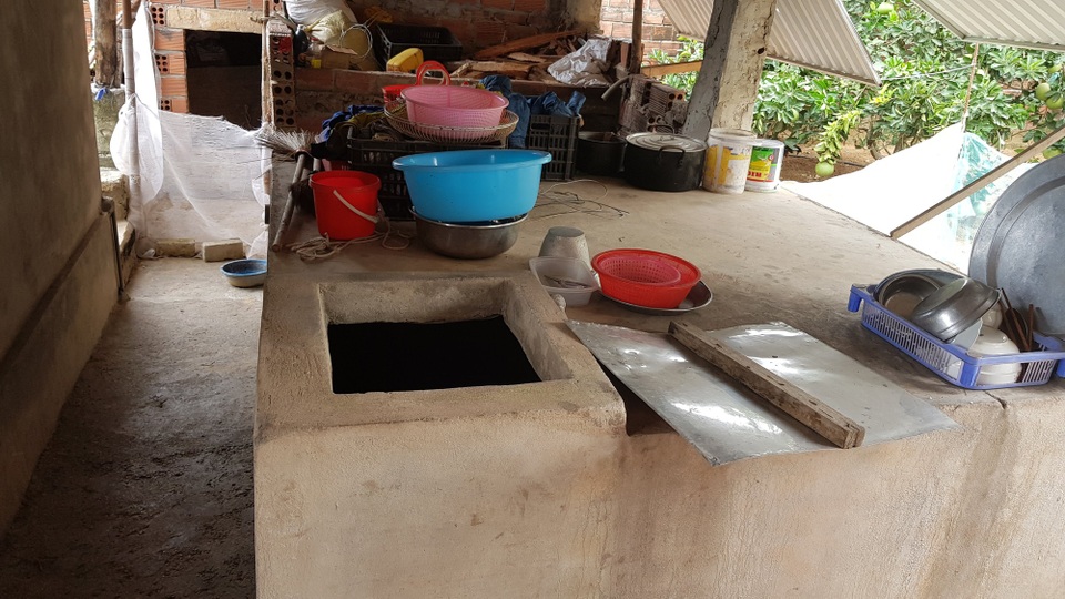 Bể nước bỏ không do bị nứt, dân thiếu nước sinh hoạt