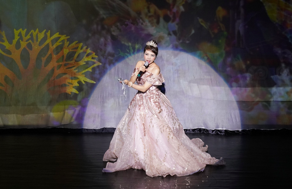 NSƯT Chí Trung: “Sứ mệnh lớn lao vẫn là vun đắp ước mơ cho con trẻ” - 10 Tham gia biểu diễn, NSƯT Hải Yến (vai bà tiên dẫn chuyện) cho biết dù đã có thâm niên trong đoàn ca múa nhạc phục vụ thiếu nhi nhưng mỗi lần ra sân khấu là mỗi lần hồ hởi bởi tinh thần và sự yêu mến của các cháu dành cho các nhân vật. “Năm nay, Nhà hát Tuổi trẻ đã đầu tư và mang đến các vở diễn hoành tráng hơn, ứng dụng các công nghệ hiện đại từ trang thiết bị, âm thanh, ánh sáng, diễn xuất và nhất là âm nhạc. Đây không chỉ là thể loại âm nhạc đơn thuần mà mang hơi hướng cổ điển và bán cổ điển. Mục đích của chúng tôi là muốn các cháu có sự đổi mới và bắt kịp với nền âm nhạc thế giới”.