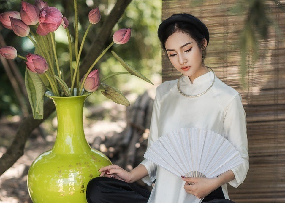 Nét kiêu sa của người đẹp đất Cố đô bên hoa sen tháng Sáu - 13 Nét kiêu sa của người đẹp đất Cố đô bên hoa sen tháng Sáu - 13