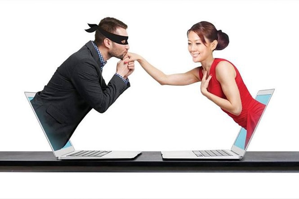 
Lần tìm các ứng dụng hẹn hò qua mạng, đa số đều khẳng định người chơi đều có lý lịch rõ ràng, hồ sơ thật nên khó có chuyện lừa đảo. Như YmeetMe đến từ Nhật được quảng bá là ứng dụng hẹn hò an toàn dành riêng cho phụ nữ. Người dùng có thể tạo hồ sơ dễ dàng, miễn phí qua tài khoản Facebook hoặc Google+. Để xác định người tham gia là người dùng thật, YmeetMe sẽ xác thực tài khoản thông qua số điện thoại, chứng minh thư cá nhân, bằng lái xe… Mọi thông tin và hoạt động của người dùng trên YmeetMe đều được giữ bí mật, không hiển thị trên Facebook hay các trang cá nhân khác.
