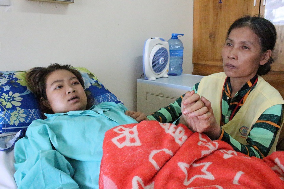 Người mẹ chồng đau đớn cầm tay con dâu trong sự bất lực, bà sợ đứa cháu phải mồ côi