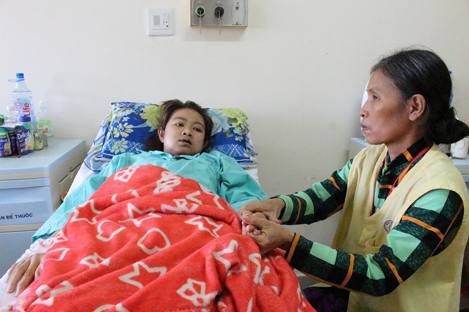 Người mẹ trẻ đang cố níu kéo sự sống qua từng hơi thở