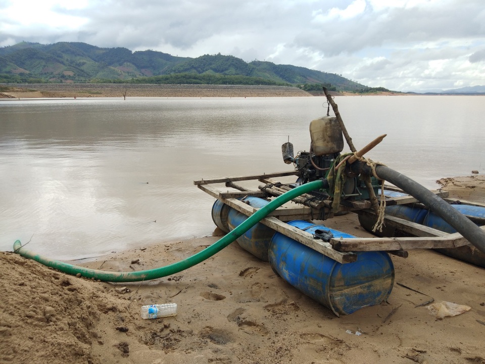 Đại "công trường" tập kết cát trái phép hoạt động rầm rộ tại Gia Lai! - 3 Những chiếc máy hút cát tận thu cát dưới lòng hồ