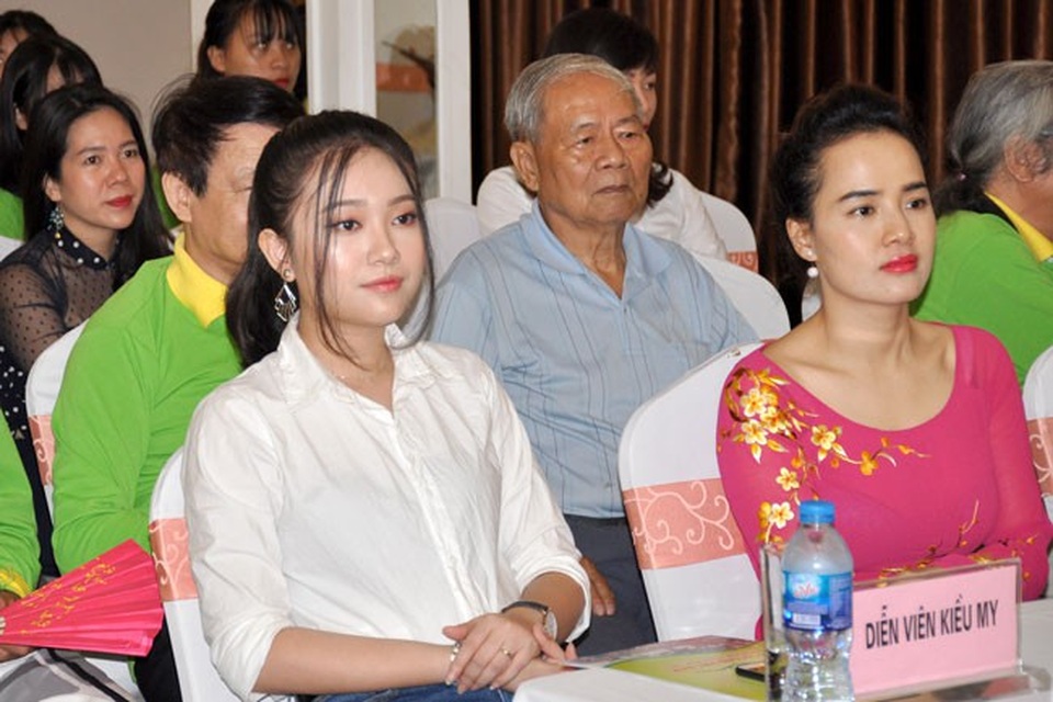 Diễn viên Kiều My tươi trẻ tại hành trình đạp xe vì môi trường - 3 Kiều My (áo trắng) tại Lễ xuất phát đạp xe truyền thông môi trường kết nối cây di sản.