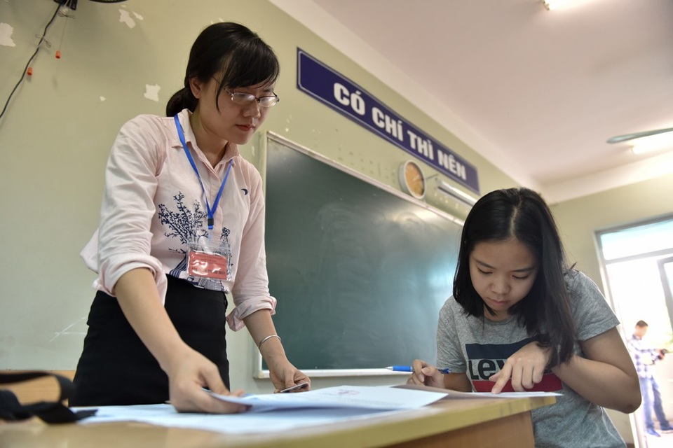 Các loại máy tính được phép mang vào phòng thi: Về nguyên tắc, các loại máy tính được mang vào phòng thi là các loại máy tính không có chức năng soạn thảo văn bản, không có thẻ nhớ để lưu trữ dữ liệu. Cụ thể, các loại máy tính được mang vào phòng thi gồm: Casio FX 570 MS, FX 570 ES, FX 570 ES Plus và FX 570 VN Plus, FX 95, FX 220, FX 500A, FX 500 MS, FX 500 ES, FX 500VNPlus; VinaCal 500MS, 570 MS…