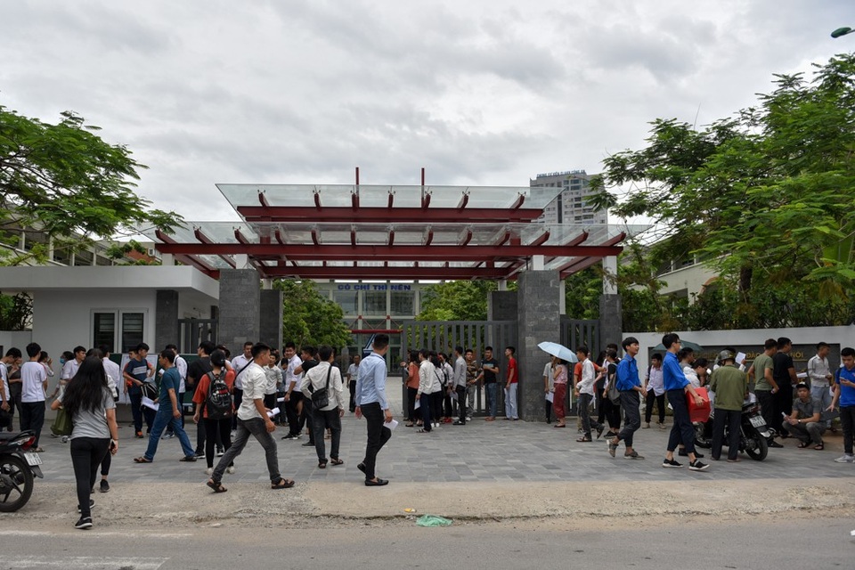 
Chiều nay 24/6, các thí sinh đến các điểm thi làm thủ tục dự thi THPT quốc gia 2018. Để thí sinh nghe phổ biến qui chế, lịch thi và điều chỉnh sai sót (nếu có) và chuẩn bị cho ba ngày thi THPT quốc gia sắp tới.
