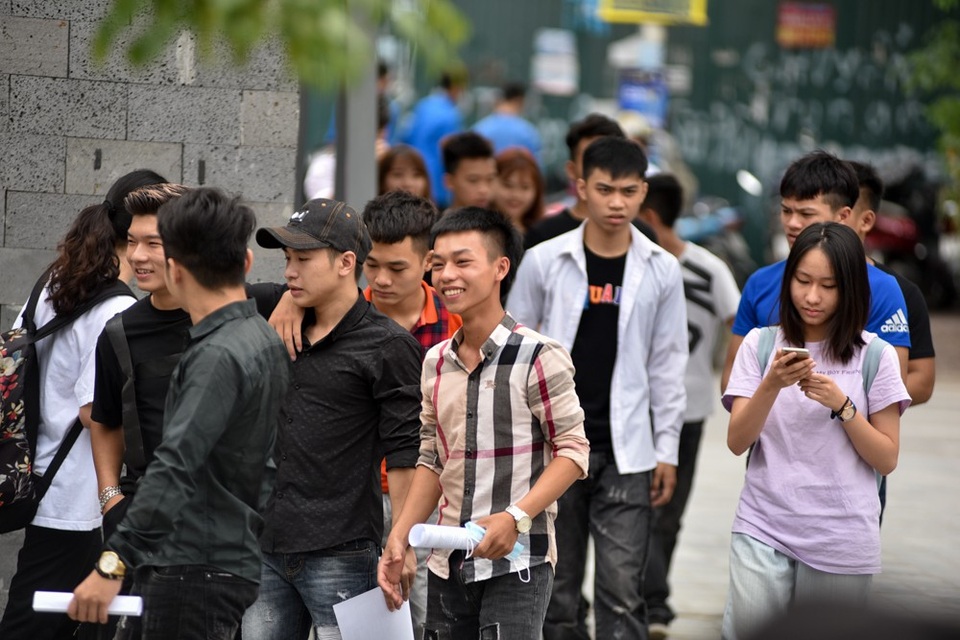 
Số thí sinh đăng ký dự thi năm nay tăng gần 60.000 so với năm 2017 (trong đó, hơn 872.000 học sinh đang học lớp 12, còn lại là thí sinh tự do).
