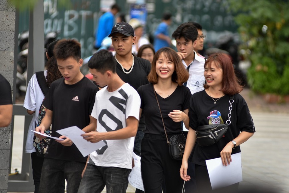 
Tại điểm trường THPT Lương Thế Vinh (Hà Nội), một số thí sinh có mặt từ rất sớm.Thông tin nhà trường cho biết với 36 phòng thi và 824 thí sinh thi môn Văn và 825 thi môn Toán.
