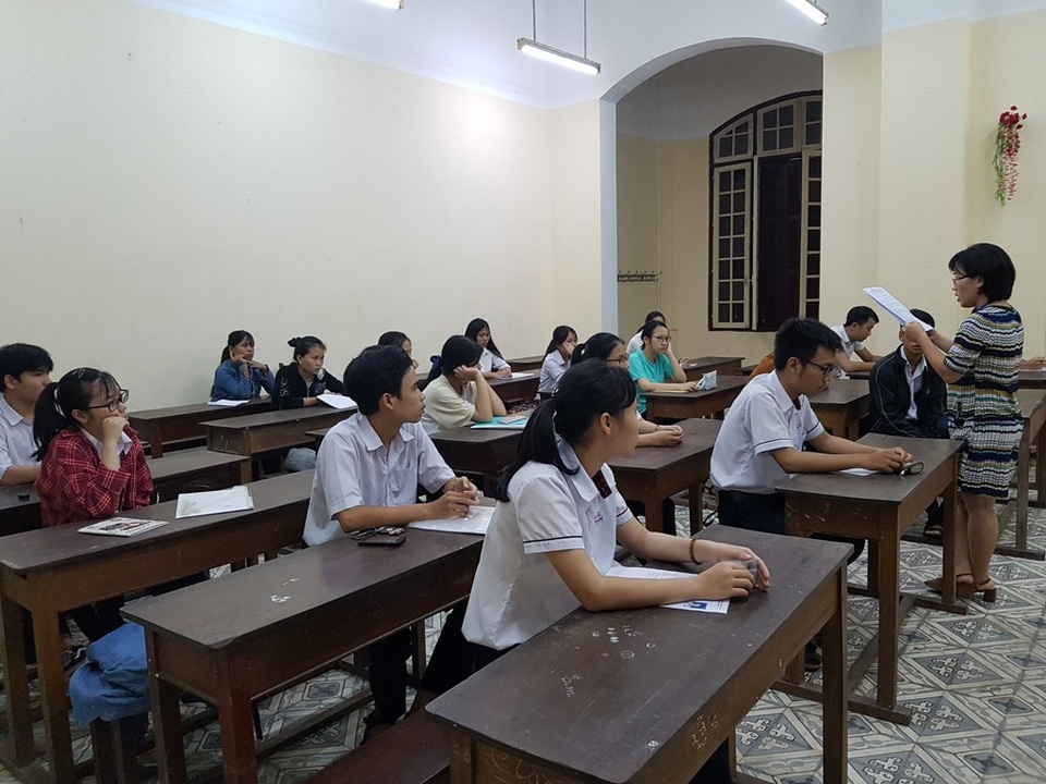 Huế: Phụ huynh đưa con đi làm thủ tục thi trong lốc lớn, mưa dữ dội - 8 Các thí sinh làm thủ tục dự thi
