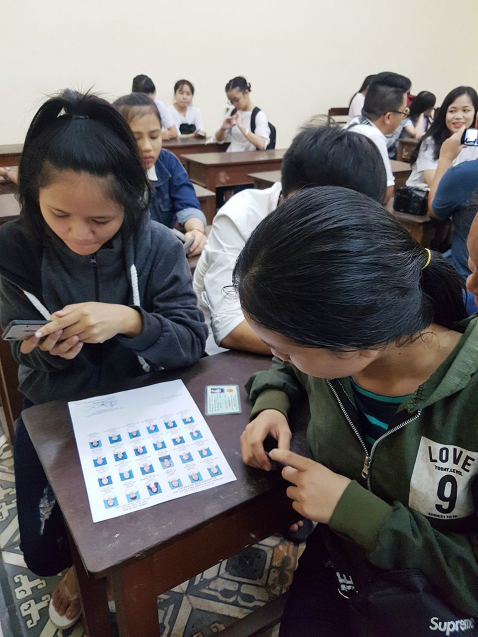 Huế: Phụ huynh đưa con đi làm thủ tục thi trong lốc lớn, mưa dữ dội - 9 Xem lại thông tin và ảnh căn cước
