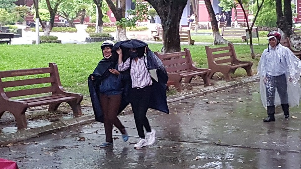 Huế: Phụ huynh đưa con đi làm thủ tục thi trong lốc lớn, mưa dữ dội - 12 Mẹ đến đưa con gái về