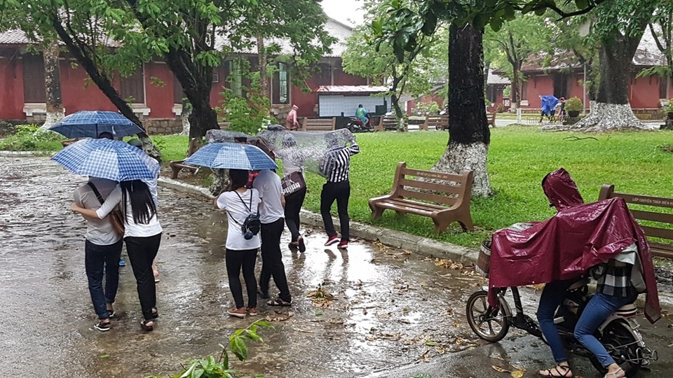 Huế: Phụ huynh đưa con đi làm thủ tục thi trong lốc lớn, mưa dữ dội - 11
Sau giờ làm thủ tục thi, trời vẫn còn mưa to.