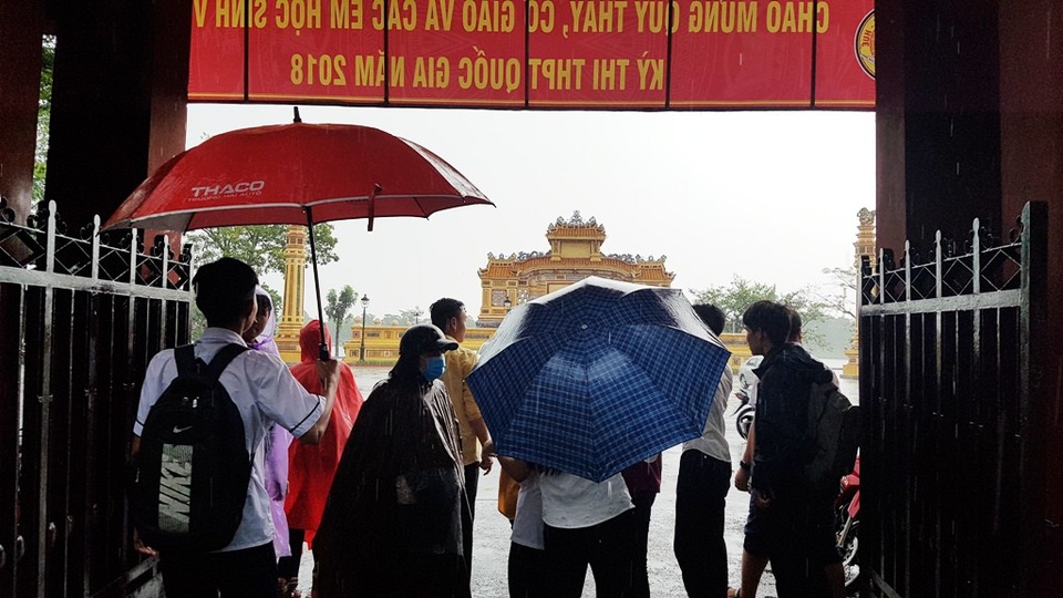 Huế: Phụ huynh đưa con đi làm thủ tục thi trong lốc lớn, mưa dữ dội - 13 Nhiều thí sinh chưa có áo mưa đứng chờ trước cổng