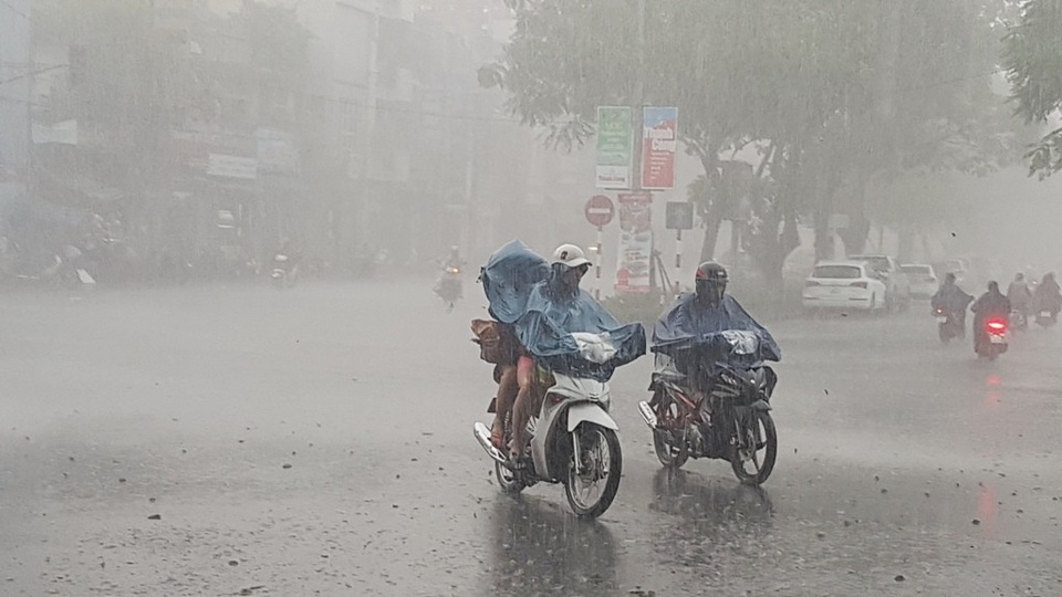 Huế: Phụ huynh đưa con đi làm thủ tục thi trong lốc lớn, mưa dữ dội - 1 Mưa lốc dữ dội trước giờ buổi tập trung kỳ thi THPT Quốc gia 2018 tại Huế