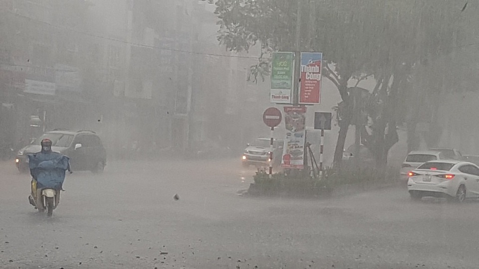 Huế: Phụ huynh đưa con đi làm thủ tục thi trong lốc lớn, mưa dữ dội - 3 Mưa tiếp tục lớn với những đợt gió mạnh đẩy người đi xe máy xiêu vẹo