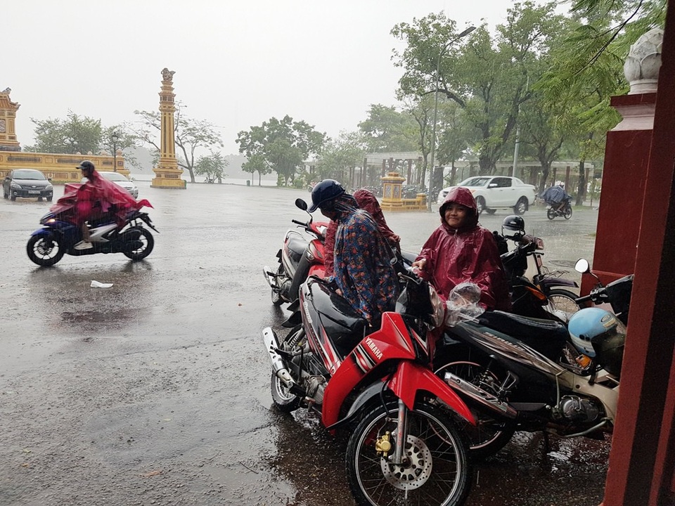 Huế: Phụ huynh đưa con đi làm thủ tục thi trong lốc lớn, mưa dữ dội - 4 Các phụ huynh đưa con đến trường thi