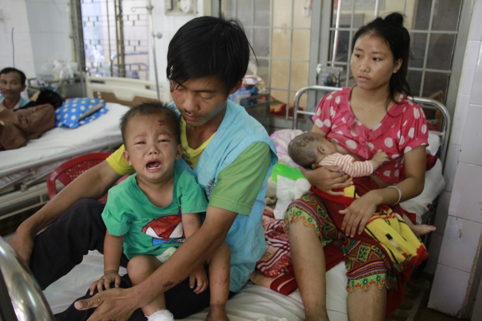 Thương hai anh em người H’Mông nghèo bị chấn thương sọ não - 4 Do vợ chồng anh Hà đều không biết chữ nên không đi làm giấy khai sinh cho con