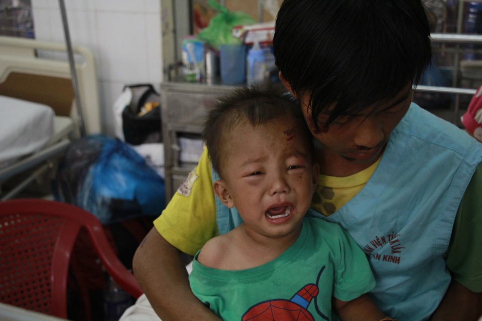 Thương hai anh em người H’Mông nghèo bị chấn thương sọ não - 5 Do quá đau đớn cháu Cường khóc ré từng cơn, người bố trẻ chỉ biết lặng ôm con vào lòng
