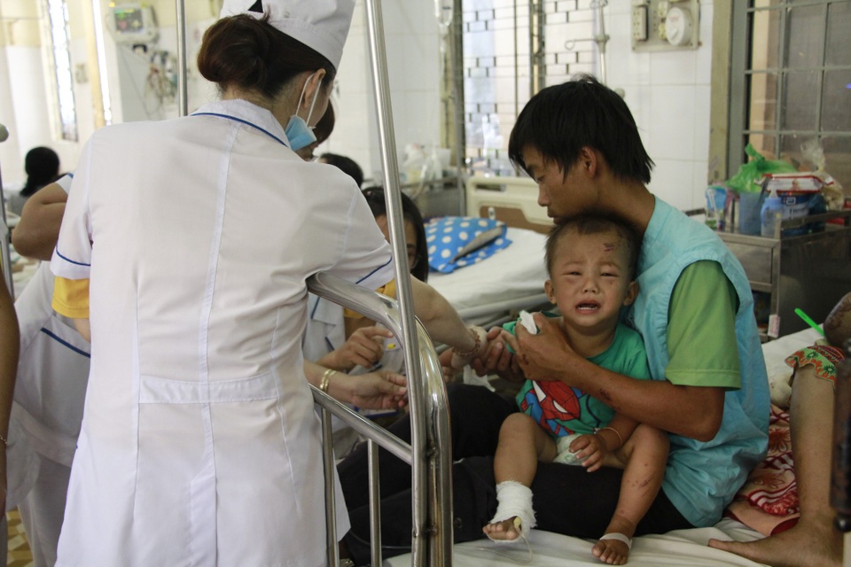 Thương hai anh em người H’Mông nghèo bị chấn thương sọ não - 2 Cháu Cường khóc ré lên khi bác sĩ lấy máu xét nghiệm