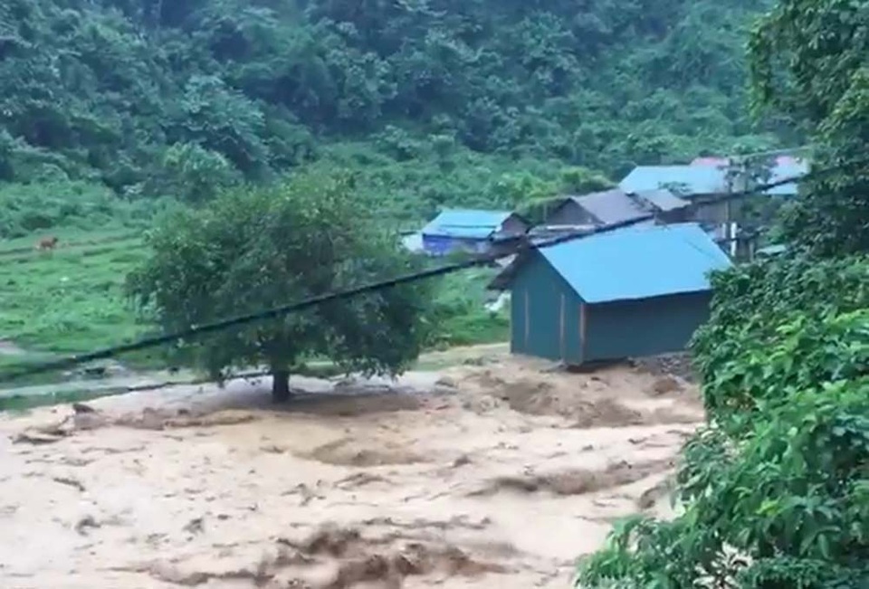 Mưa lũ ở miền núi phía Bắc làm 5 người chết, thiệt hại 56 tỷ đồng - 1 Mưa lũ ở con suối Nậm Ban (Lai Châu). (Ảnh: Công an nhân dân).