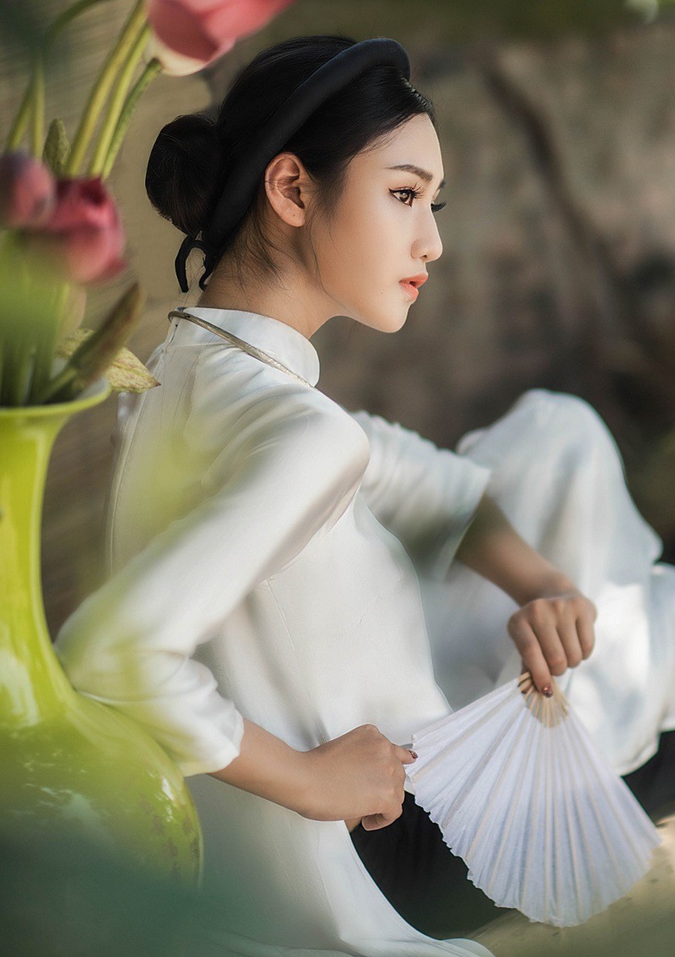 Nét kiêu sa của người đẹp đất Cố đô bên hoa sen tháng Sáu - 12 Nét kiêu sa của người đẹp đất Cố đô bên hoa sen tháng Sáu - 12